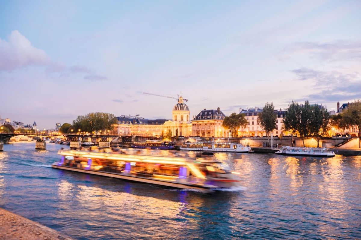 Explorez Paris : Quels bateaux pour une balade sur la Seine ?